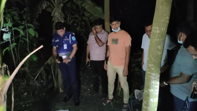 পুলিশ ঘটনাস্থলে গিয়ে মরদেহটি উদ্ধার করে। ছবি: ইনডিপেনডেন্ট টিভি