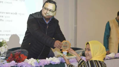 ইউরোপিয় ইসলামিক সাংস্কৃতিক প্রতিযোগিতায় পুরস্কারপ্রাপ্তদের হাতে পুরস্কার তুলে দেন প্রধান অতিথি। ছবি: লেখক