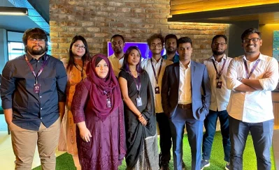 অনলাইনে ট্যাক্স সেবা দিকে কাজ করছেন একঝাঁক তরুণ। ছবি: ইনডিপেনডেন্ট