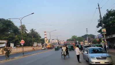 রোববার বিএনপি-জামায়াতের ডাকা হরতালে রাস্তায় বাস ছিল কম। ফাইল ছবি