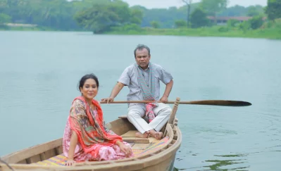 একটি দৃশ্যে মম ও বাবু। ছবি: নির্মাতার সৌজন্যে
