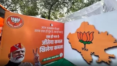 তিন রাজ্যের নির্বাচনী পোস্টারে নরেন্দ্র মোদি ছাড়া স্থানীয় নেতারা স্থান পাননি। ছবি: রয়টার্স