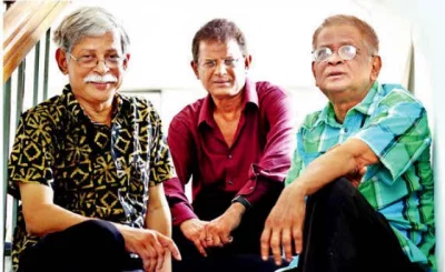 বড় ভাই মুহম্মদ জাফর ইকবাল ও ছোট ভাই আহসান হাবীবের সঙ্গে হ‍ুমায়ূন আহমেদ। ছবি: সংগৃহীত