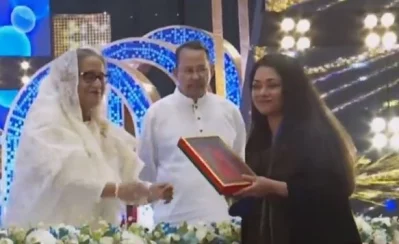 পুরস্কার নিচ্ছেন রুবাইয়াত হোসেন। বিটিভির স্কিনশট থেকে ছবিটি নেওয়া