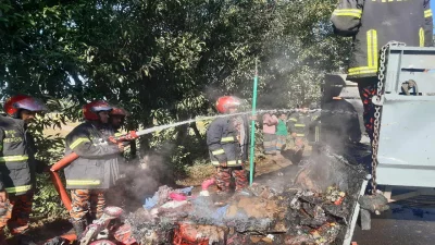 আগুন নিয়ন্ত্রণে কাজ করছে ফায়ার সার্ভিস কর্মীরা। ছবি: ইনডিপেনডেন্ট টেলিভিশন