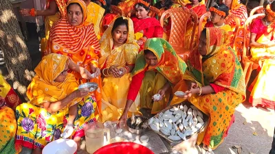 পিঠা বানানোর কাজে ব্যস্ত দুই নারী। ছবি: সংগৃহীত