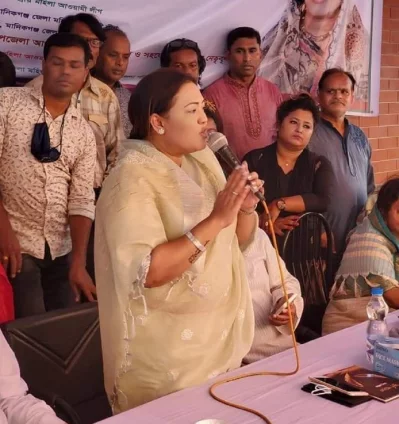 নিজ এলাকায় জনসভায় কণ্ঠশিল্পী মমতাজ বেগম।  ছবি: মমতাজ বেগমের ভেরিফায়েড ফেসবুক পেজ থেকে নেওয়া