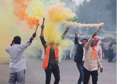 নির্বাচনে জয়ের পর আহমেদাবাদে বিজেপি সমর্থকদের উল্লাস। ছবি: রয়টার্স