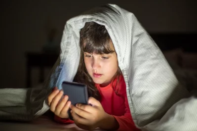 Children are having sleep problems due to their eyes stuck on smartphones for a long time.  Photo: Courtesy of Pexels