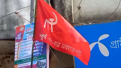 Red flag of proletariat party at Housdi Bazar of Dudhkhali Union of Madaripur Sadar Upazila.  Friday morning.  Photo: The Independent