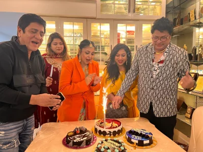 অমিত হাসান, কোনাল ও রবি চৌধুরীকে দেখা যায় শাবনূরের জন্মদিন উদযাপনে। ছবি: ফেসবুক থেকে নেওয়া