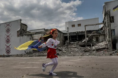 Stop fighting, I want to fly with my wings - this is what the child wants to say.  Recently in Ukraine.  Photo: Reuters 