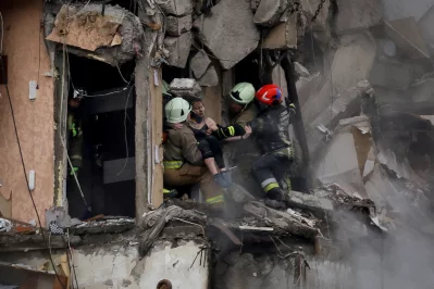 The injured were rescued from a house damaged by the Russian forces.  This scene has been seen throughout the year.  Photo: Reuters 