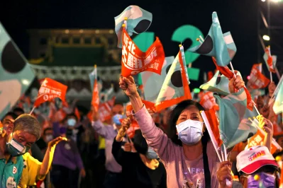 Supporters hold flags of Taiwan's ruling Democratic Progressive Party.  Photo: Reuters 