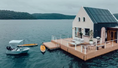 This floating villa is very popular among tourists.  Photo: Taken from X