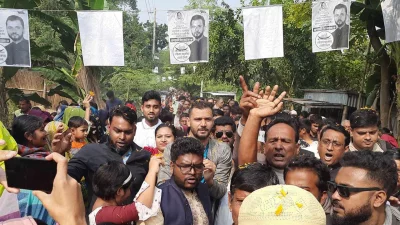 নির্বাচনী এলাকায় ঘুরে ঘুরে প্রচারণা চালাচ্ছেন মাশরাফি বিন মোর্তজা। ছবি: ইনডিপেনডেন্ট
