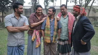 এফডিসিতে &rsquo;অপারেশন জ্যাকপট&rsquo; সিনেমার শুটিংয়ের ফাঁকে রোশান, জয়, ইমন, শিমুল খান ও শিপন মিত্র।