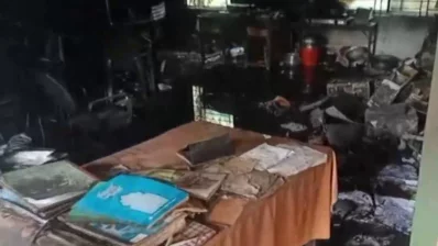 চরসাহাভিকারী উচ্চ বিদ্যালয়ের একটি ভবনে আগুন। ছবি: ইনডিপেনডেন্ট টেলিভিশন