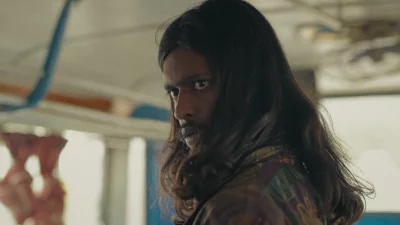 বাসের গরম ইঞ্জিনের পাশে রিফাত। ছবি: চরকি