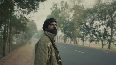 শীতের রাস্তায় সোহেল শেখ। ছবি: চরকি