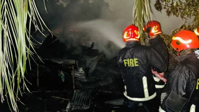 রাজধানীর তেজগাঁও মোল্লাবাড়ি বস্তিতে লাগা আগুনে মা ও ছেলে মারা গেছে। ছবি: সংগৃহীত