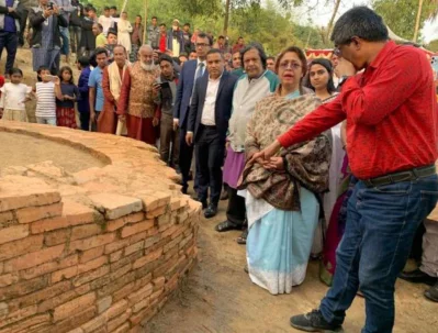 রানি ভবানীর দুর্গ দেখছেন স্থানীয় সংসদ সদস্য এবং মহিলা ও শিশু বিষয়ক মন্ত্রণালয়ের প্রতিমন্ত্রী সিমিন হোসেন রিমি। ছবি: ইনডিপেনডেন্ট