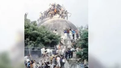 ভেঙে ফেলা হচ্ছে বাবরি মসজিদ। ছবি: এক্স থেকে নেওয়া