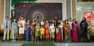 অনুষ্ঠান শেষে উদ্যোক্তা এবং হস্তশিল্পীরা। ছবি: আবিদ আজাদ