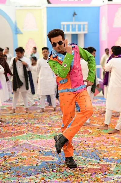 মেলার পটভূমিতে দৃশ্যায়িত গানটির শুটিংয়ে শাকিব। ছবি: ফেসবুক থেকে নেওয়া
