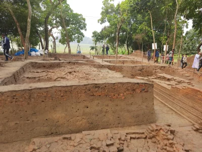 যশোরের মণিরামপুরের ধনপোতা ঢিবিতে খনন কাজ চলছে। ছবি: ইনডিপেনডেন্ট