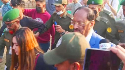 শেষ পর্যন্ত বইমেলা থেকে তিশা-মুশতাককে বের হয়ে যেতে হয়েছে আইনশৃঙ্খলা রক্ষাকারী বাহিনীর সহায়তায়। ছবি: সংগৃহীত