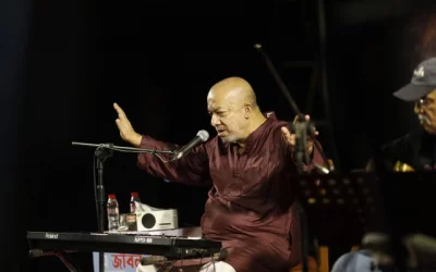 ঢাকার মঞ্চে কবীর সুমন। ছবি: সংগৃহীত