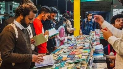 অমর একুশে গ্রন্থমেলায় ভিড় করা নানা বয়সী মানুষদের একটা বড় অংশই আসলে সময় কাটাতে বা বইয়ের সঙ্গে ছবি তুলতে মেলায় আসছেন। ছবি: ভিডিও থেকে নেওয়া