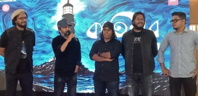 বাতিঘর মুক্তির ক্ষণে শিরোনামহীন সদস্যরা। ছবি: ইনডিপেনডেন্ট ডিজিটাল