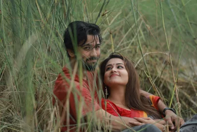 দৃশ্যধারণে নানাভাবে এসেছেন প্রীতম ও ফারিণ। ছবি: চরকি