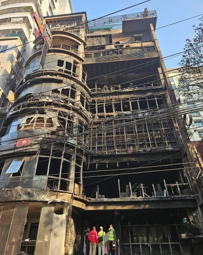 বৃহস্পতিবার রাতে বেইলি রোডে অবস্থিত কাচ্চি ভাই রেস্টুরেন্টে আগুন লাগে। ছবি: ইনডিপেনডেন্ট ডিজিটাল