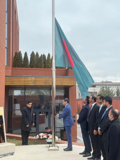 ঐতিহাসিক ৭ মার্চ দিবস উদযাপনে জাতীয় পতাকা উত্তোলন করছেন তুরস্কে নিযুক্ত বাংলাদেশের রাষ্ট্রদূত এম আমানুল হক। ছবি: বিজ্ঞপ্তি থেকে