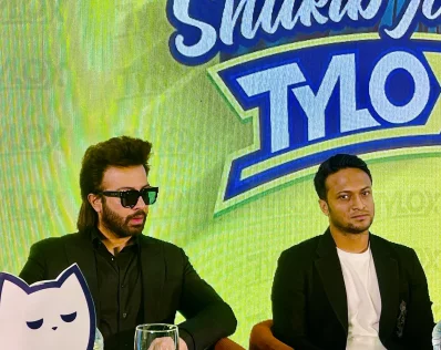চুক্তিস্বাক্ষর অনুষ্ঠানে শাকিব ও সাকিব। ছবি: ইনডিপেনডেন্ট ডিজিটাল