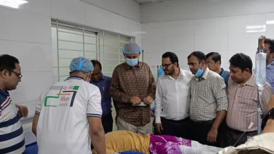 ঘটনার পরপরই শেখ হাসিনা জাতীয় বার্ন ও প্লাস্টিক সার্জারি ইনস্টিটিউটে যান স্বাস্থ্যমন্ত্রী সামন্ত লাল সেন। ছবি: ইনডিপেনডেন্ট টেলিভিশন