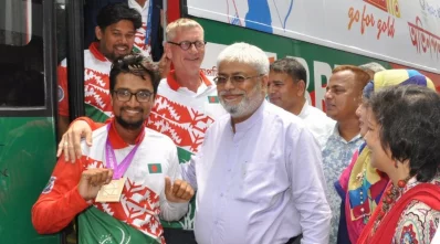 রোমান সানার সঙ্গে ফেডারেশনের সাধারণ সম্পাদক। ছবি:সংগৃহীত 