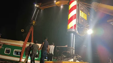 রোববার রাত থেকে উদ্ধারকাজ শুরুর পর ঢাকা-চট্টগ্রাম রুটে রেল চলাচল শুরু হয়েছে। ছবি: ইনডিপেনডেন্ট