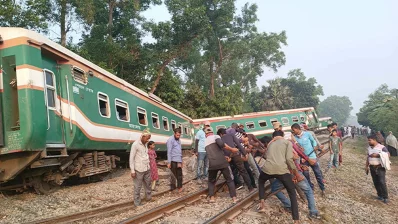 বিজয় এক্সপ্রেস ট্রেনের ছিটকে পড়া বগি উদ্ধারে কাজ চলছে। ছবি: ইনডিপেনডেন্ট টেলিভিশন
