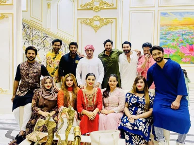 পরিবারের সঙ্গে ৮ নায়ক। ছবি: জয় চৌধুরীর সৌজন্যে