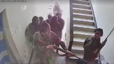 সম্প্রতি বান্দরবানের রুমা ও থানচিতে সশস্ত্র হামলা চালিয়ে তিনটি ব্যাংক লুট করে কেএনএফের সদস্যরা। ছবিা: সিসিটিভি থেকে সংগৃহীত