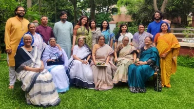 পরিবারের সদস্যদের সঙ্গে ঈদের ছবি। ছবি: সংগৃহীত
