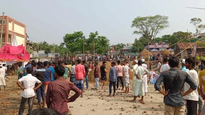 ধান শুকানোর জায়গা দখল নিয়ে গ্রামবাসীদের দুটি পক্ষের সংঘর্ষ হয়। ছবি: ইনডিপেনডেন্ট টেলিভিশন