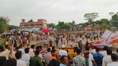 ৩ ঘণ্টা ধরে চলা এই সংঘর্ষে ৫০ জনেরও বেশি মানুষ আহত হন। ছবি: ইনডিপেনডেন্ট টেলিভিশন