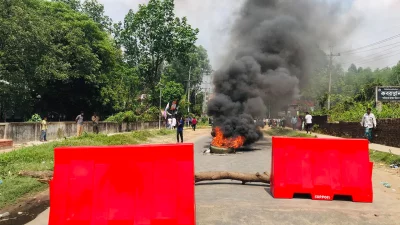 রাস্তায় গাছের গুড়ি ফেলে ও টায়ার পুড়িয়ে যান চলাচল বন্ধ করে দেন শিক্ষার্থীরা। ছবি: ইনডিপেনডেন্ট টেলিভিশন