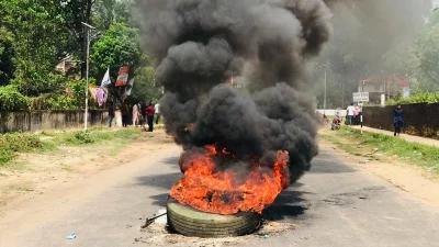 কাপ্তাই সড়ক থেকে এবি ট্রাভেলস ও শাহ আমানত বাস তুলে দেওয়াসহ নানা দাবি জানান শিক্ষার্থীরা। ছবি: ইনডিপেনডেন্ট টেলিভিশন