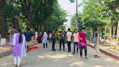 দুই শিক্ষার্থী নিহতের ঘটনায় কাপ্তাই সড়ক অবরোধ করে রেখেছেন চুয়েটের বিক্ষুব্ধ শিক্ষার্থীরা। ছবি: ইনডিপেনডেন্ট টেলিভিশন